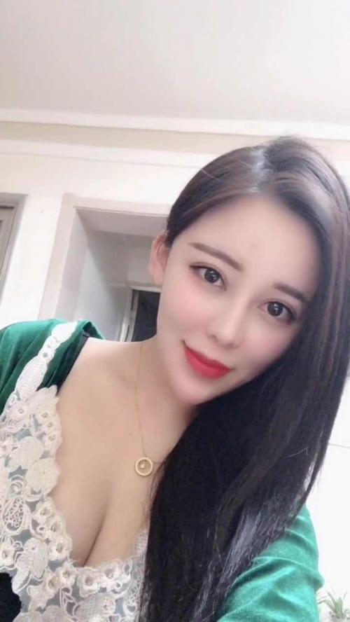 喜欢在家里的大胸妹妹 第2张