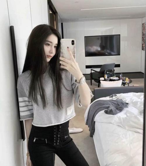 极品美女一线天，粉嫩奶子馒头逼 第2张