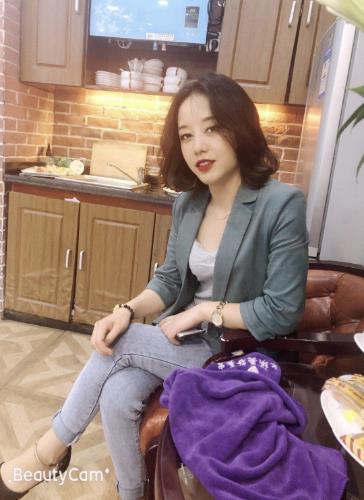 西安南郊娇小性感的职场白领妹子 第1张