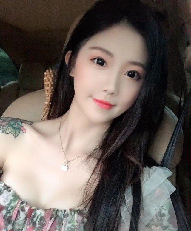 龙华菲菲：白净可爱年龄小，水多羞涩后入爽 第1张