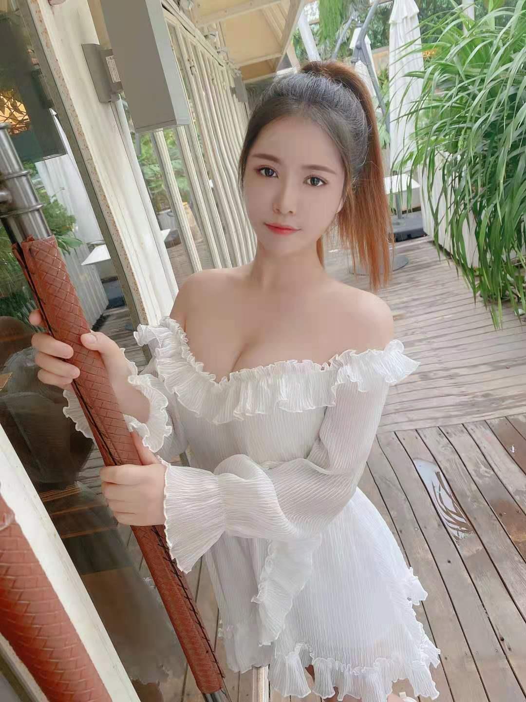 昨天来自广东的大波嫩妹,外表淑女上床很会发浪,后入爽度爆炸 第2张