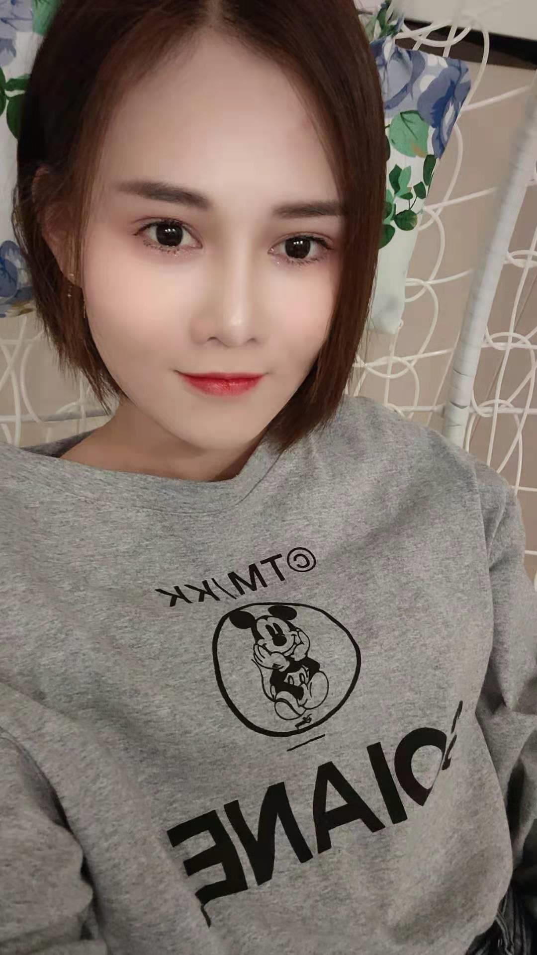 长的还行大胸妹子 第1张